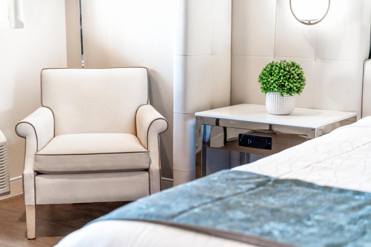 Aspire Inn Studios & Spas Беллфлавер Екстер'єр фото