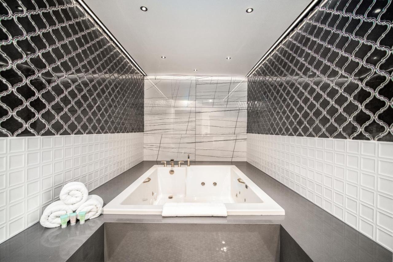 Aspire Inn Studios & Spas Беллфлавер Екстер'єр фото