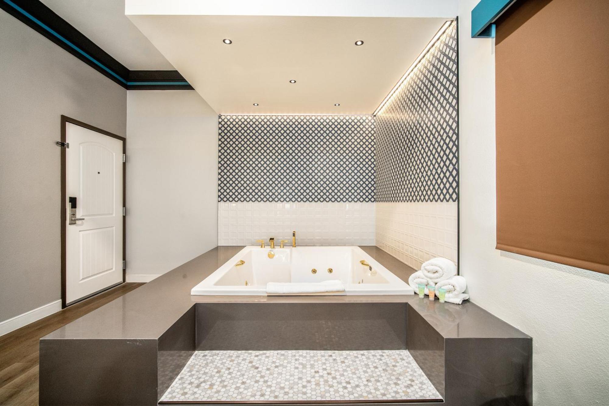 Aspire Inn Studios & Spas Беллфлавер Екстер'єр фото